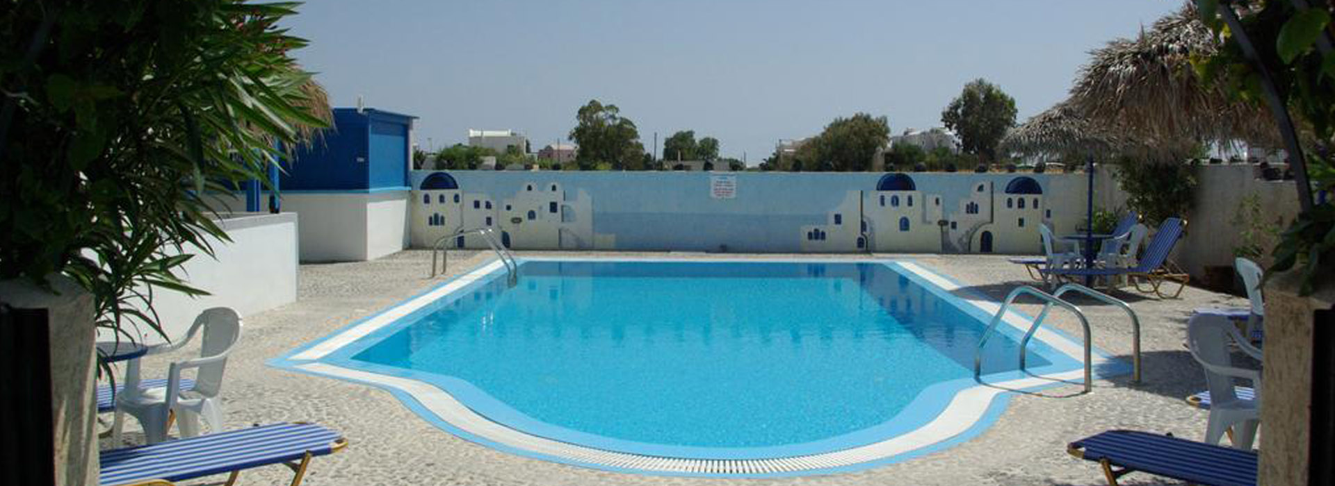 <small>PRIVATE ROOMS</small>WITH SHARED POOL